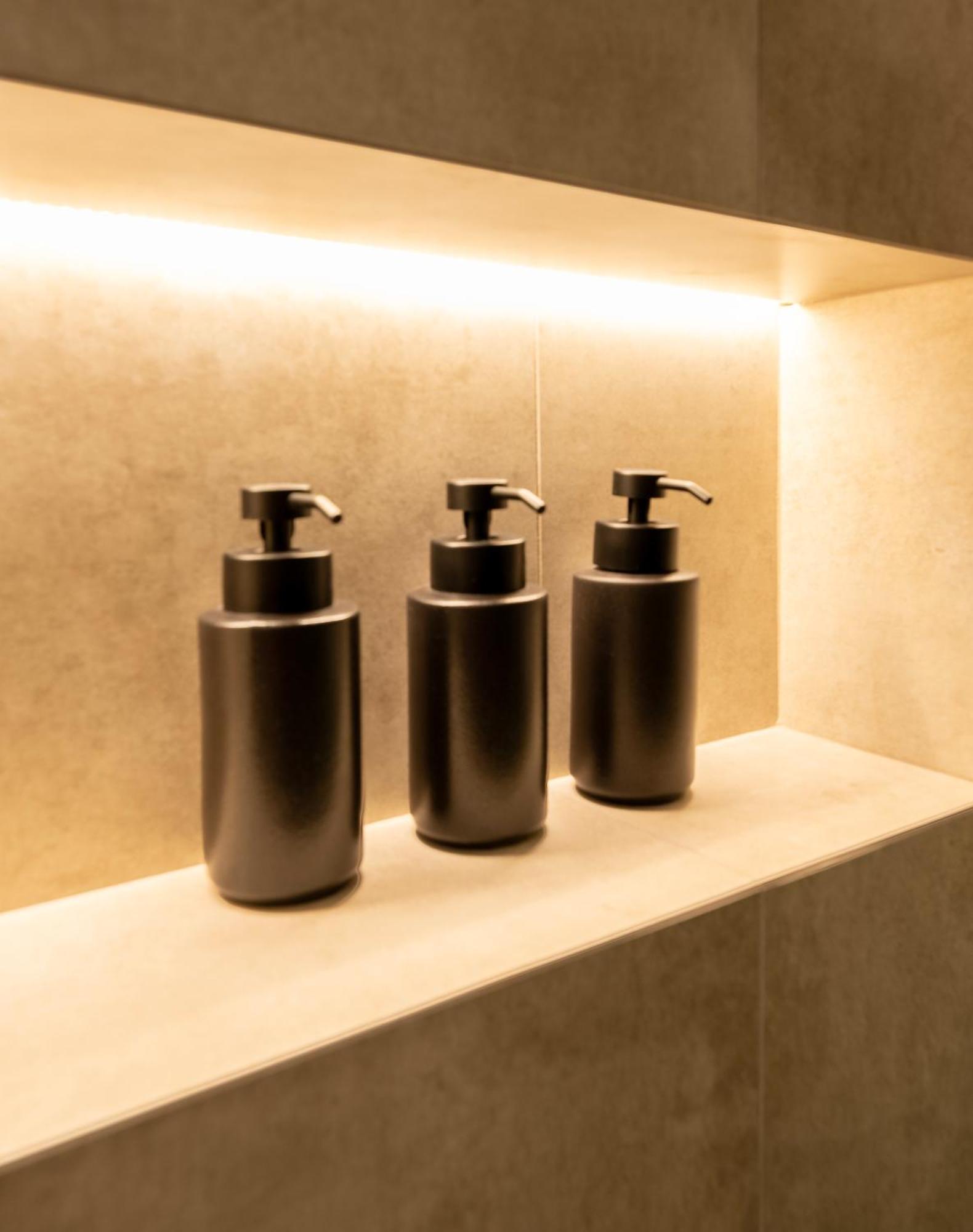 Derouse Eva Suite Jacuzzi & Sauna Athens Exterior photo